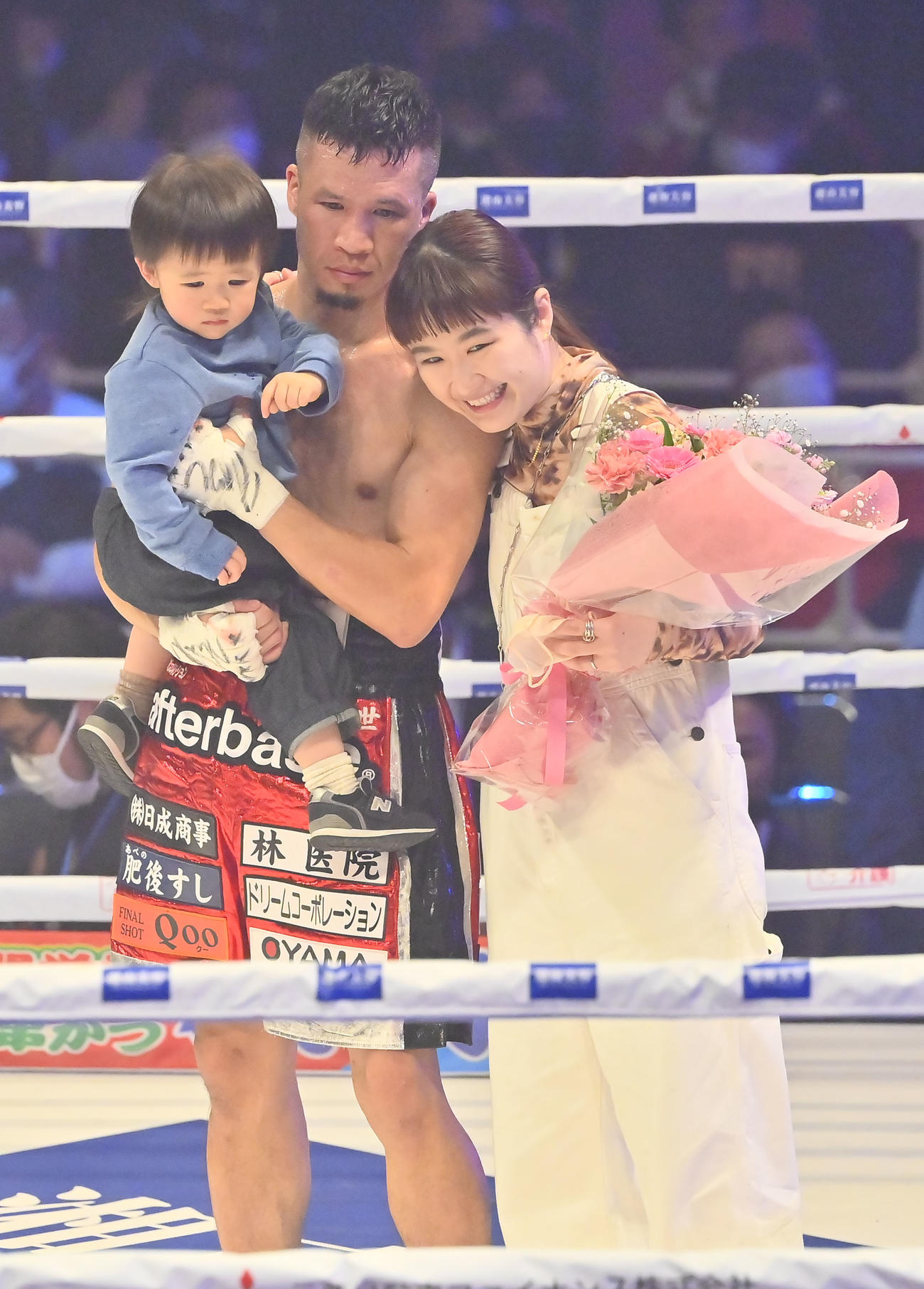 大沢宏晋対樋口和輝　引退試合を勝利し家族とともに写真に納まる大沢（撮影・和賀正仁）