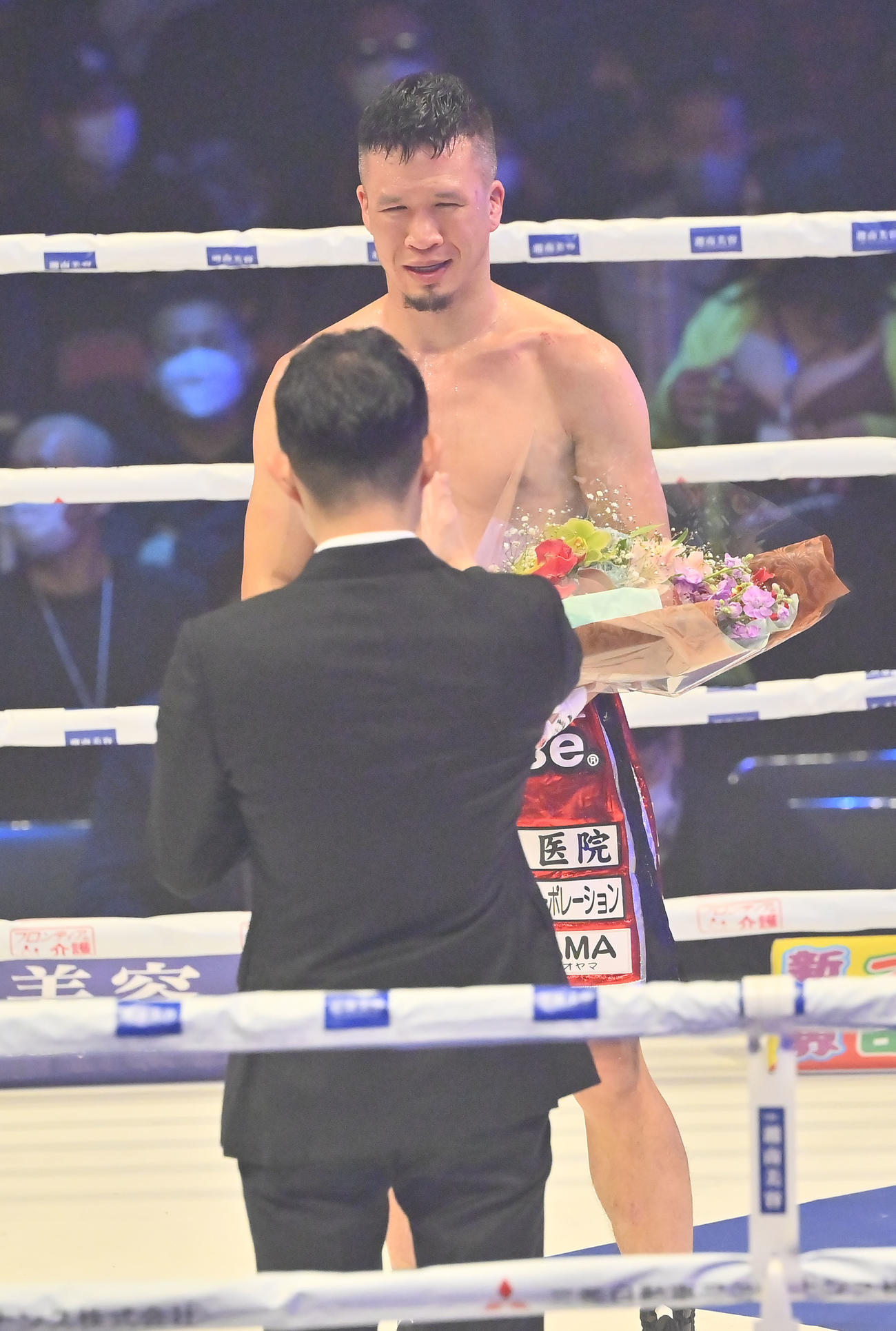 大沢宏晋対樋口和輝　亀田興毅ファウンダーから花束を贈られる大沢（撮影・和賀正仁）