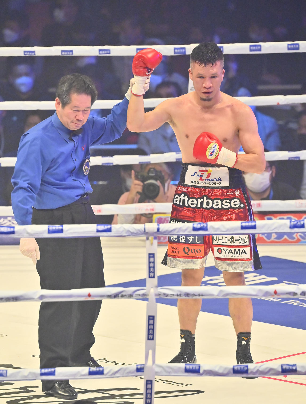 大沢宏晋対樋口和輝　5回、樋口（右）にボディーを浴びせる大沢（撮影・和賀正仁）