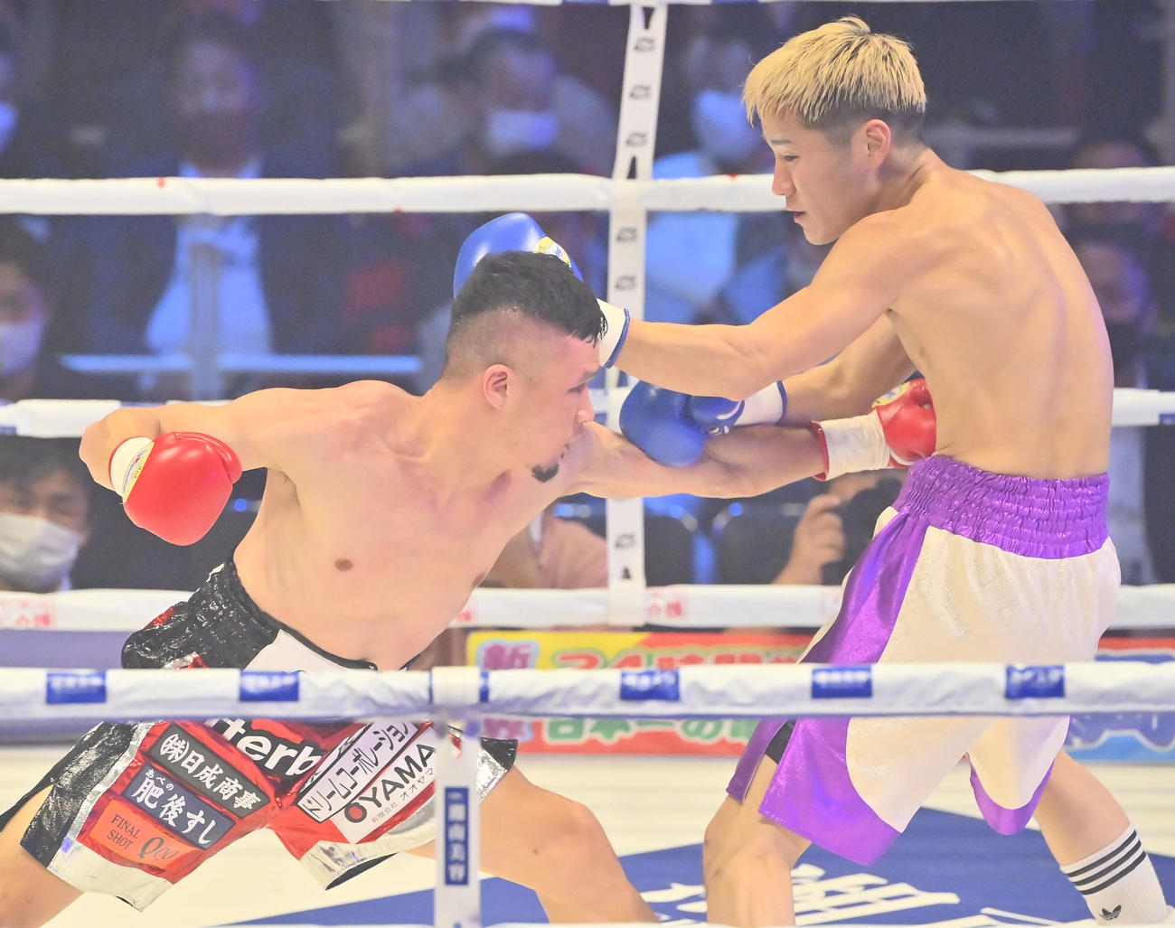 大沢宏晋対樋口和輝　5回、樋口（右）にボディーを浴びせる大沢（撮影・和賀正仁）
