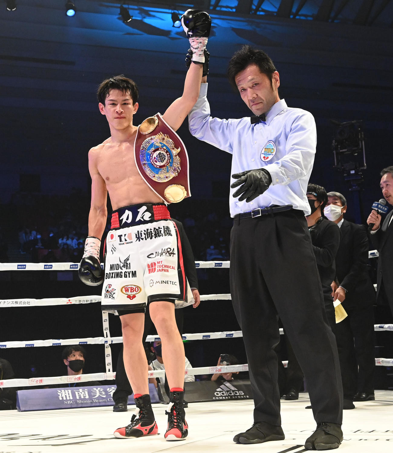 木村吉光を5回KOで破りWBOアジアパシフィックSフェザー級王座を獲得した力石政法（撮影・前岡正明）