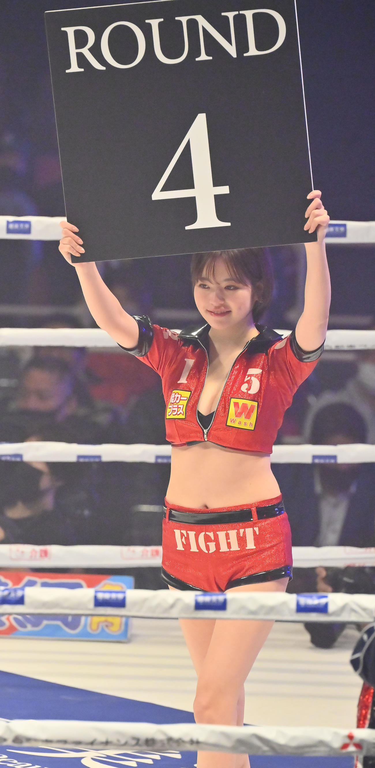 3150FIGHTラウンドガール「3150GIRLS」の小森ほたる（撮影・和賀正仁）