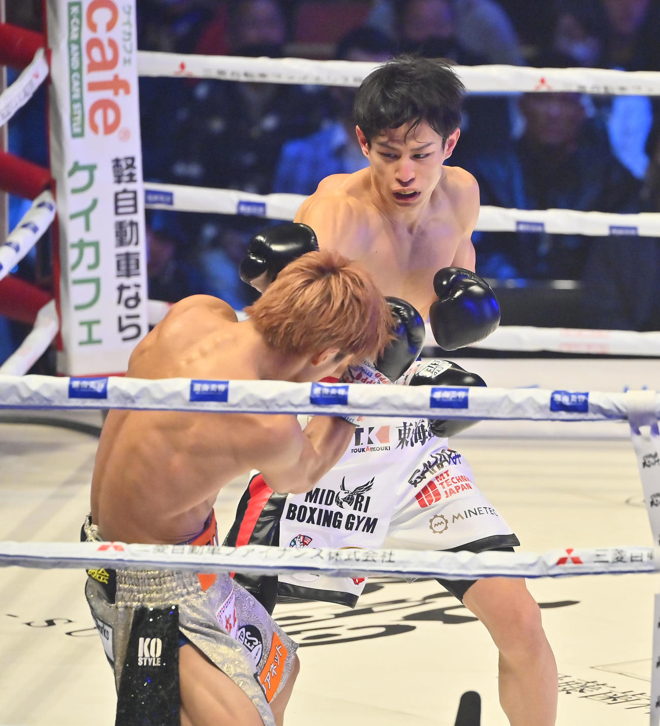 木村吉光対力石政法　3回、木村（左）にパンチを浴びせる力石（撮影・和賀正仁）