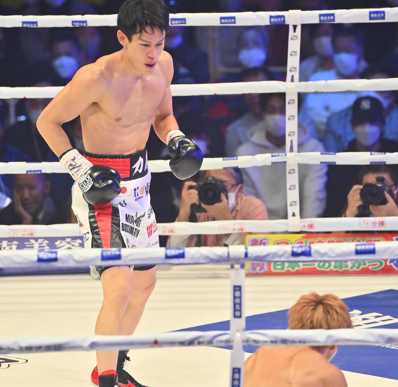 木村吉光対力石政法　3回、木村（右）からダウンを奪う力石（撮影・和賀正仁）