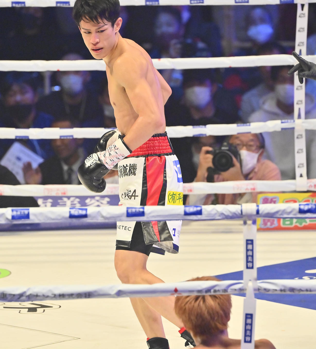 木村吉光対力石政法　3回、木村（右）からダウンを奪う力石（撮影・和賀正仁）