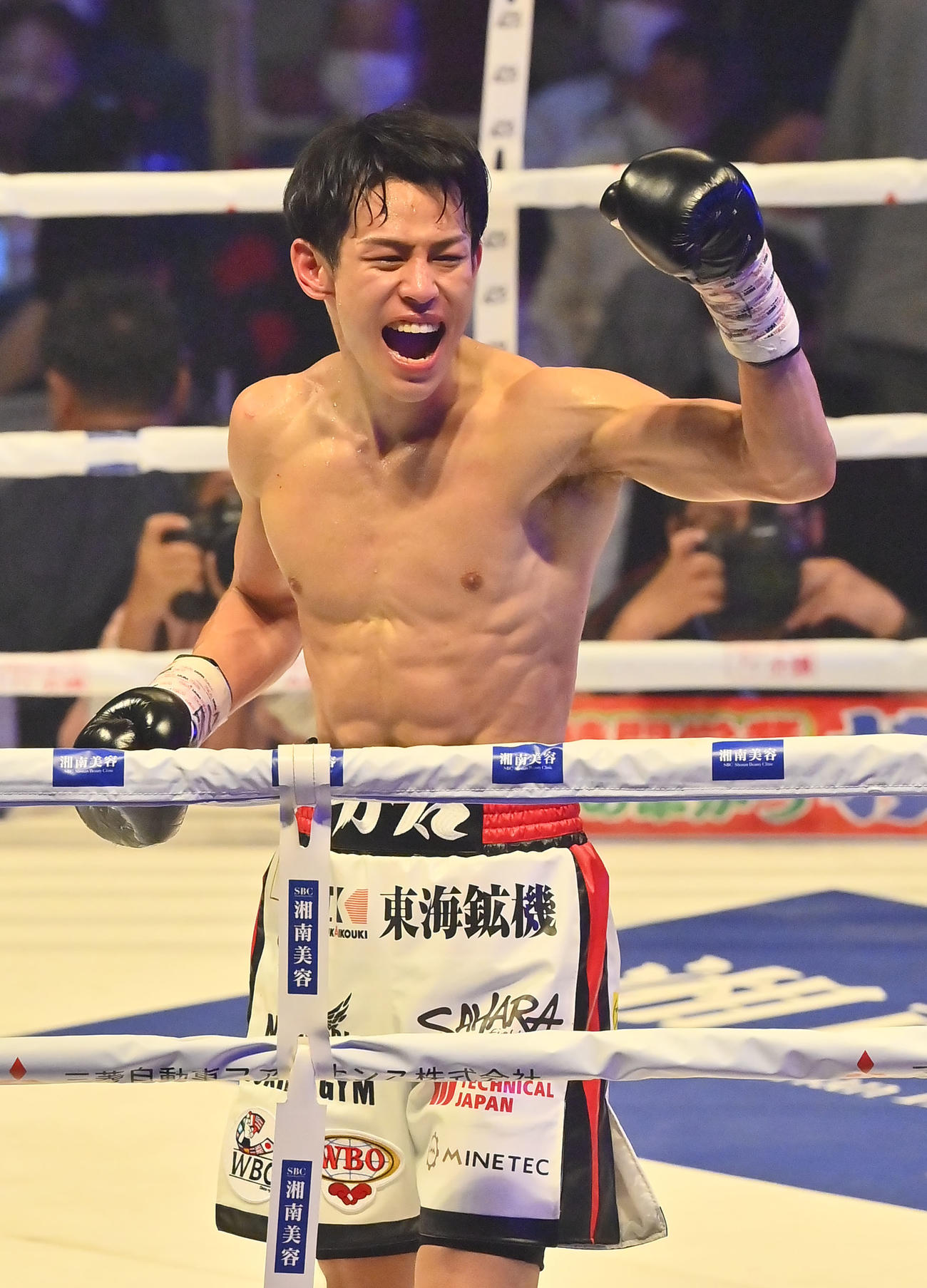 木村吉光対力石政法　木村に勝利しガッツポーズする力石（撮影・和賀正仁）