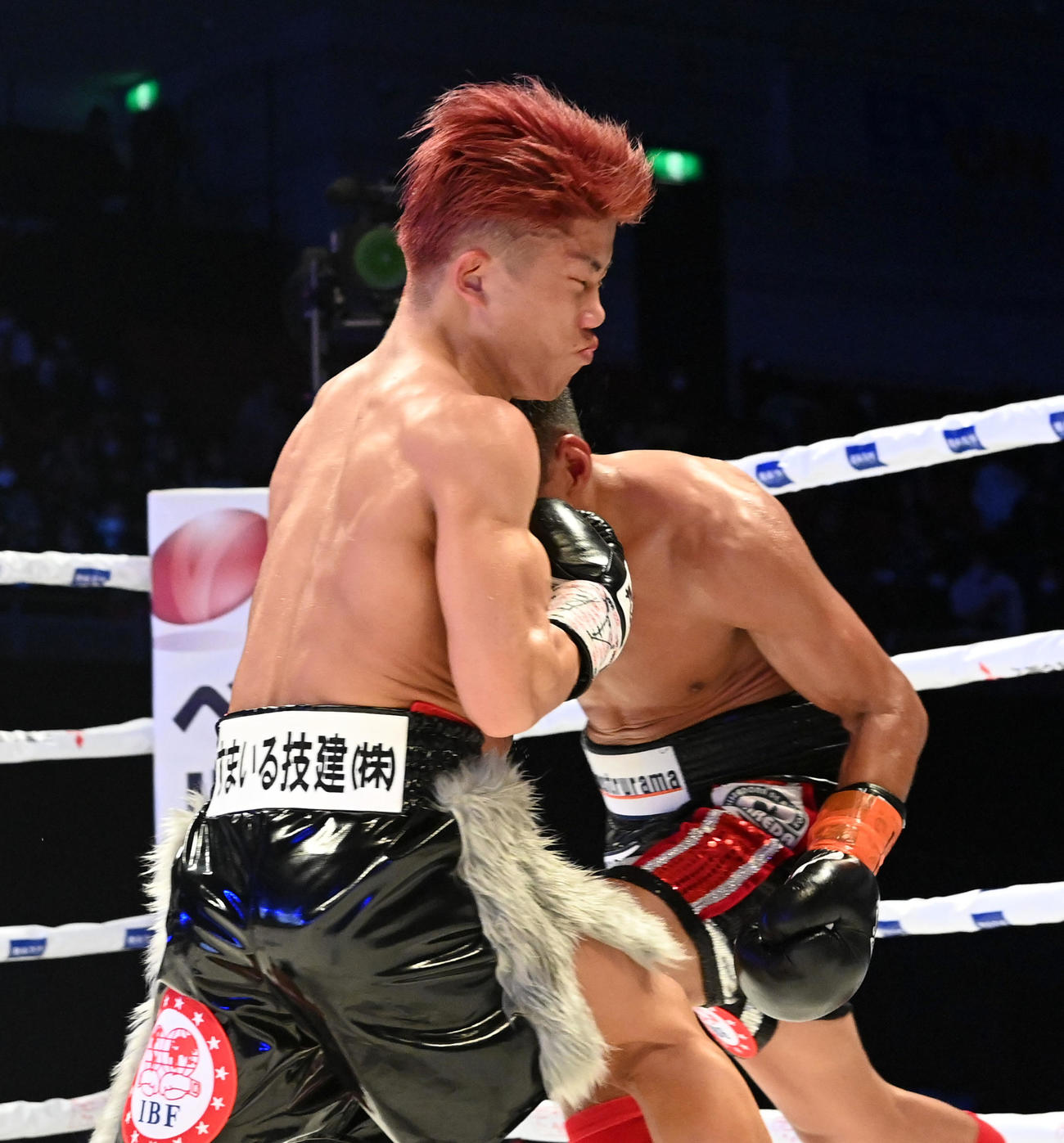 3回、バッティングの重岡銀次郎（左）とダニエル・バラダレス（撮影・前岡正明）