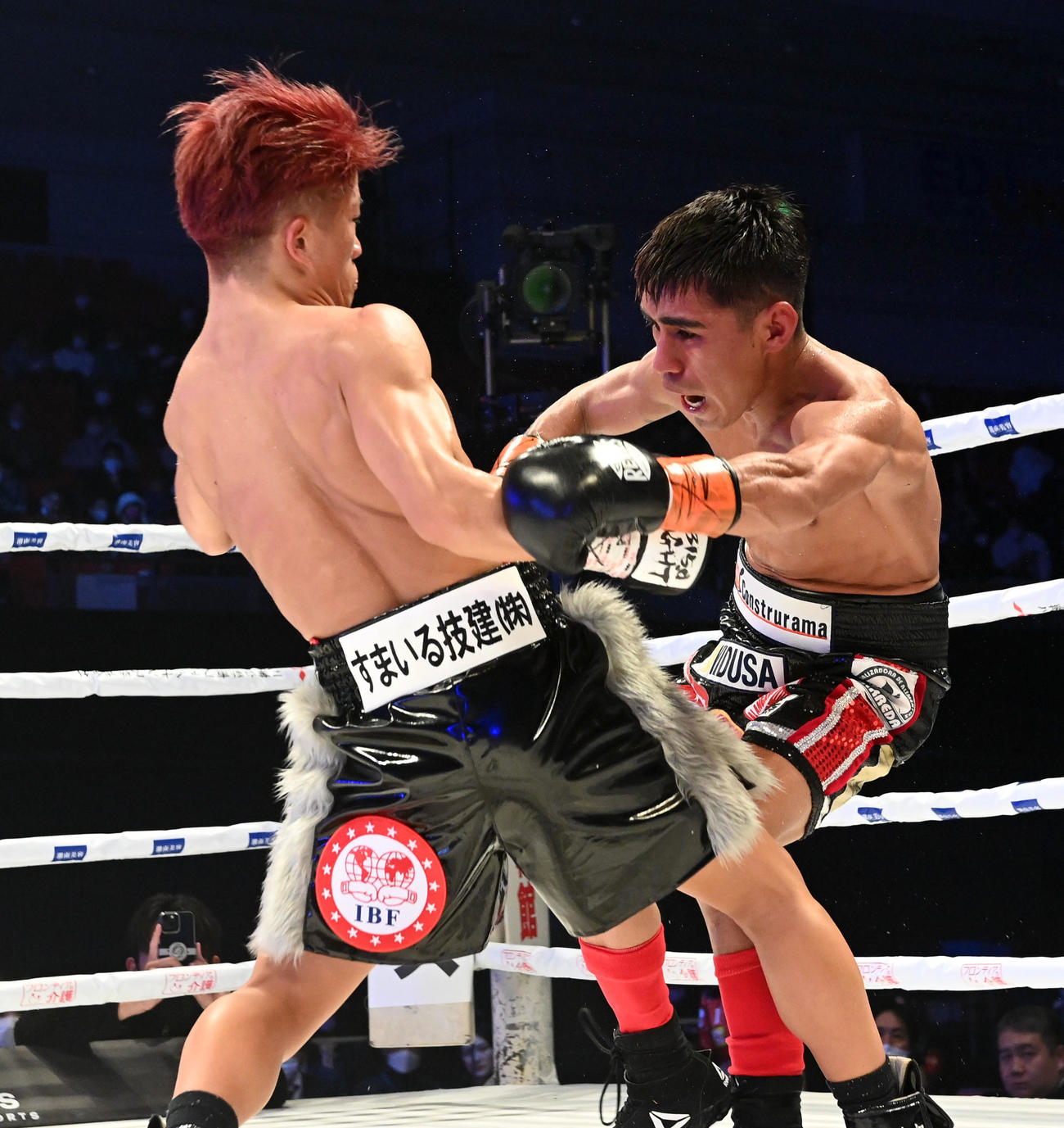 3回、バッティングの重岡銀次郎（左）とダニエル・バラダレス（撮影・前岡正明）