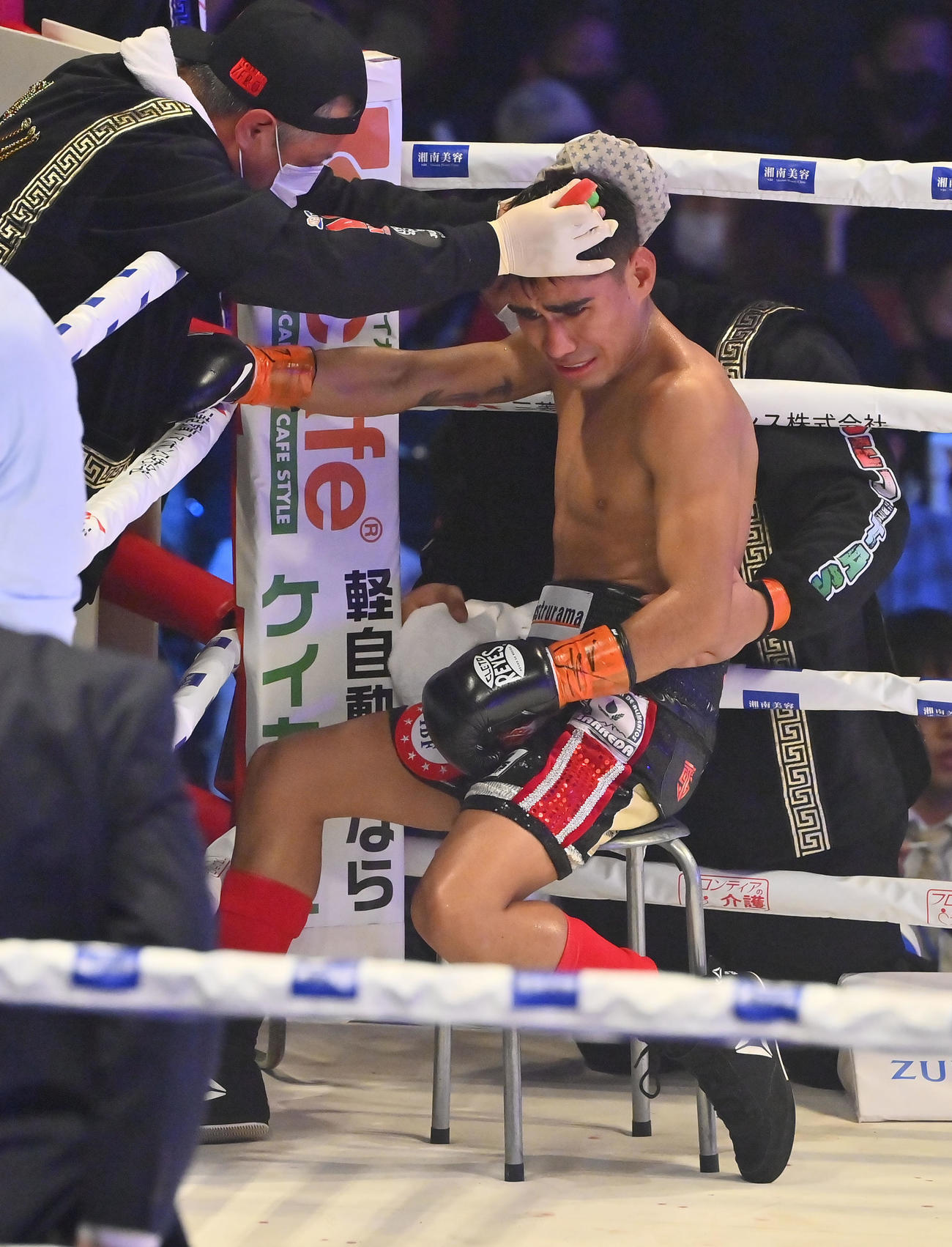 試合不可能と判断されコーナーで涙ぐむダニエル・バラダレス（撮影・和賀正仁）