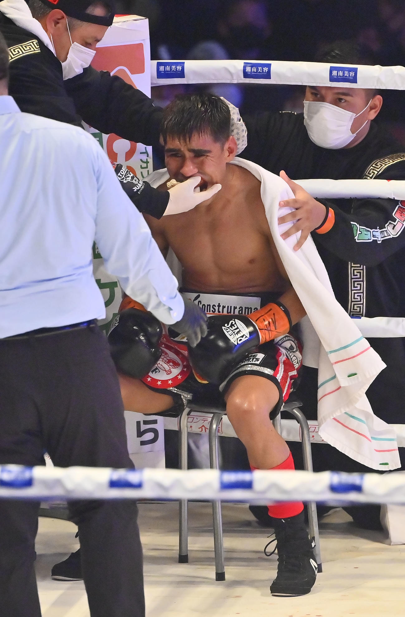 試合不可能と判断されコーナーで涙ぐむダニエル・バラダレス（撮影・和賀正仁）