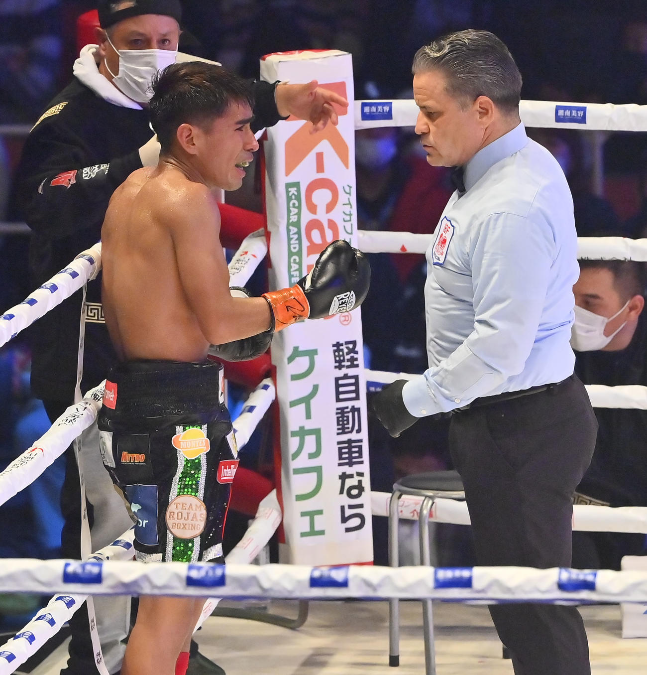 偶然のバッティングで試合不可能と判断するレフェリー（撮影・和賀正仁）
