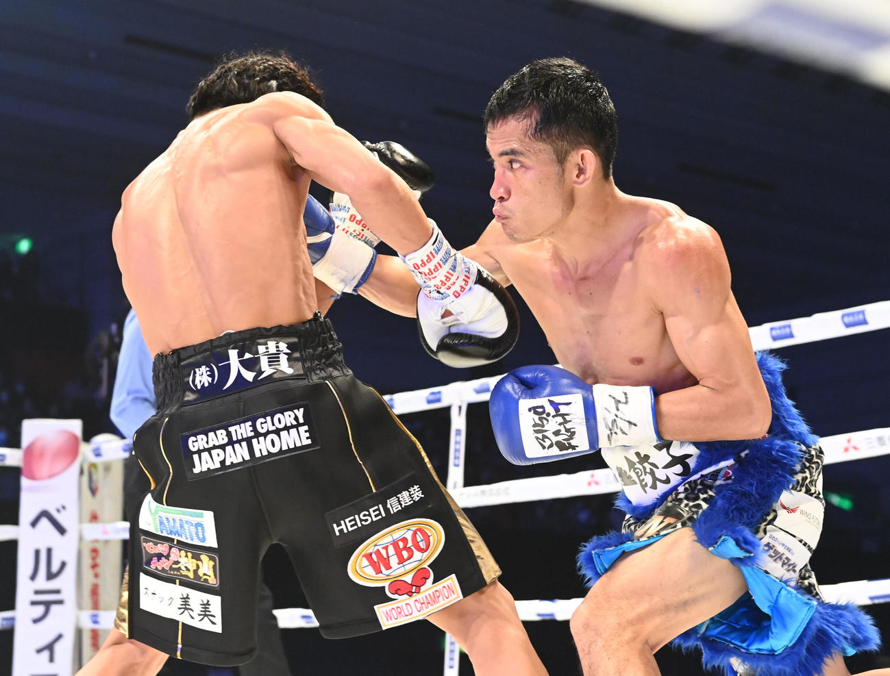 2回、ジェルサエム（右）の右でTKOの谷口（撮影・前岡正明）