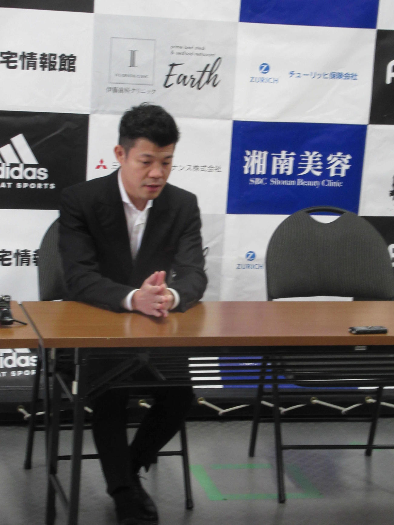 興行の一夜明け会見に臨んだ亀田興毅氏（撮影・実藤健一）