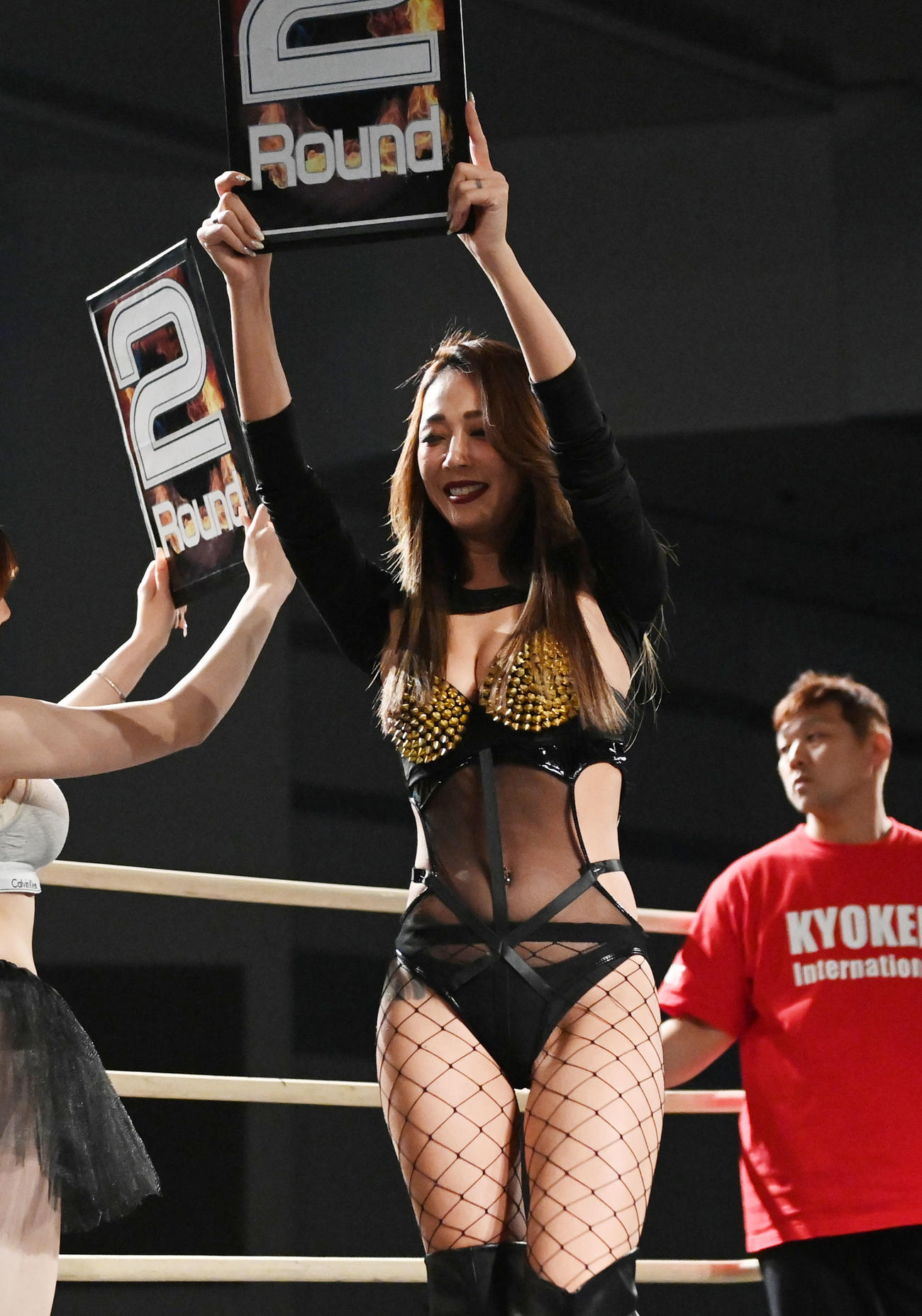競拳ラウンドガール　大和志保子（撮影・前岡正明）