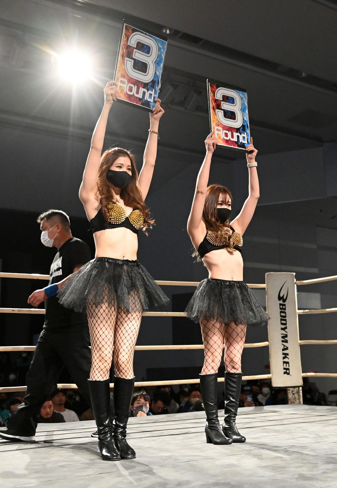 競拳ラウンドガール　希望（左）、沙姫（撮影・前岡正明）