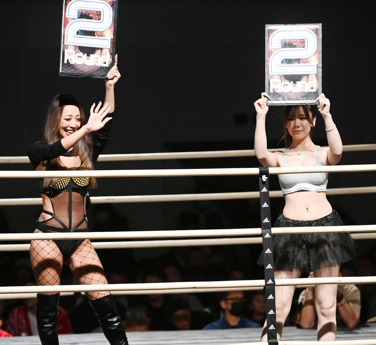 競拳ラウンドガール　大和志保子（左）、未来来（撮影・前岡正明）