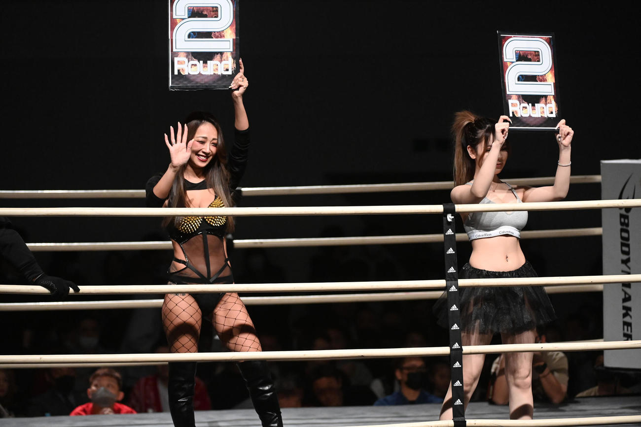 競拳ラウンドガール　大和志保子（左）、未来来（撮影・前岡正明）