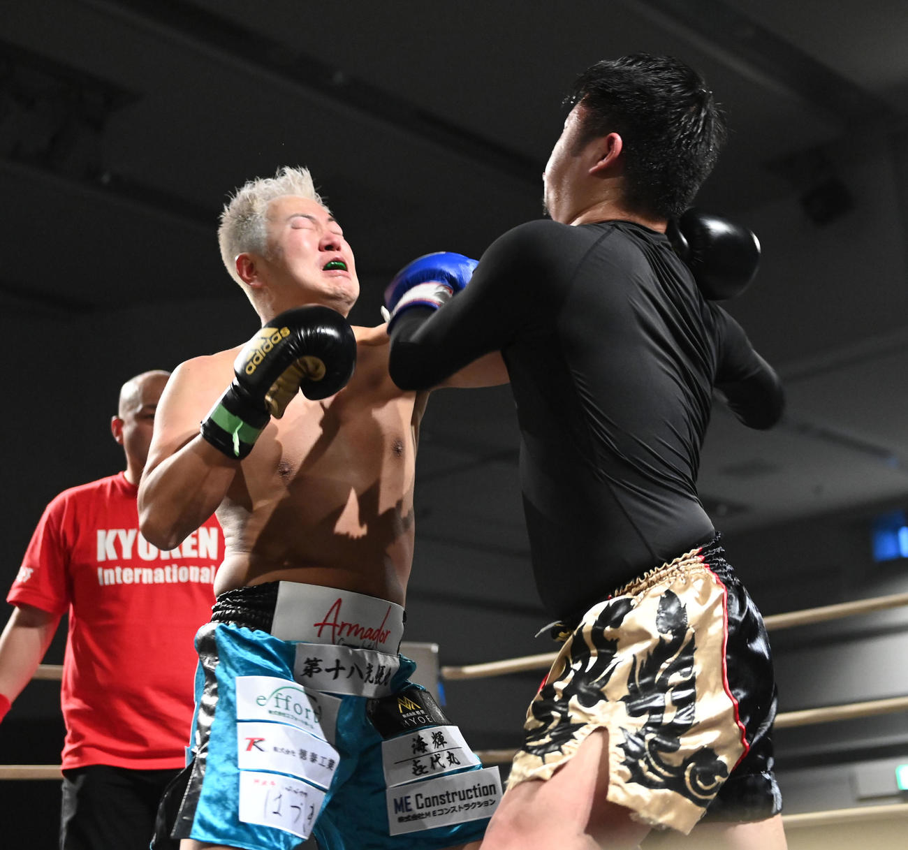 3回、遠藤要（左）はしょうとの左をもらう（撮影・前岡正明）