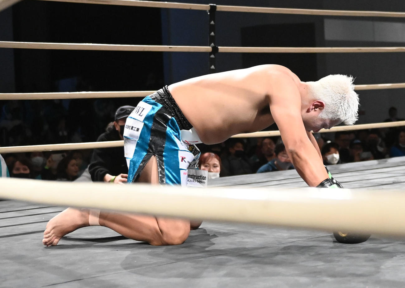 3回、しょうとにKOで敗れた遠藤要（撮影・前岡正明）