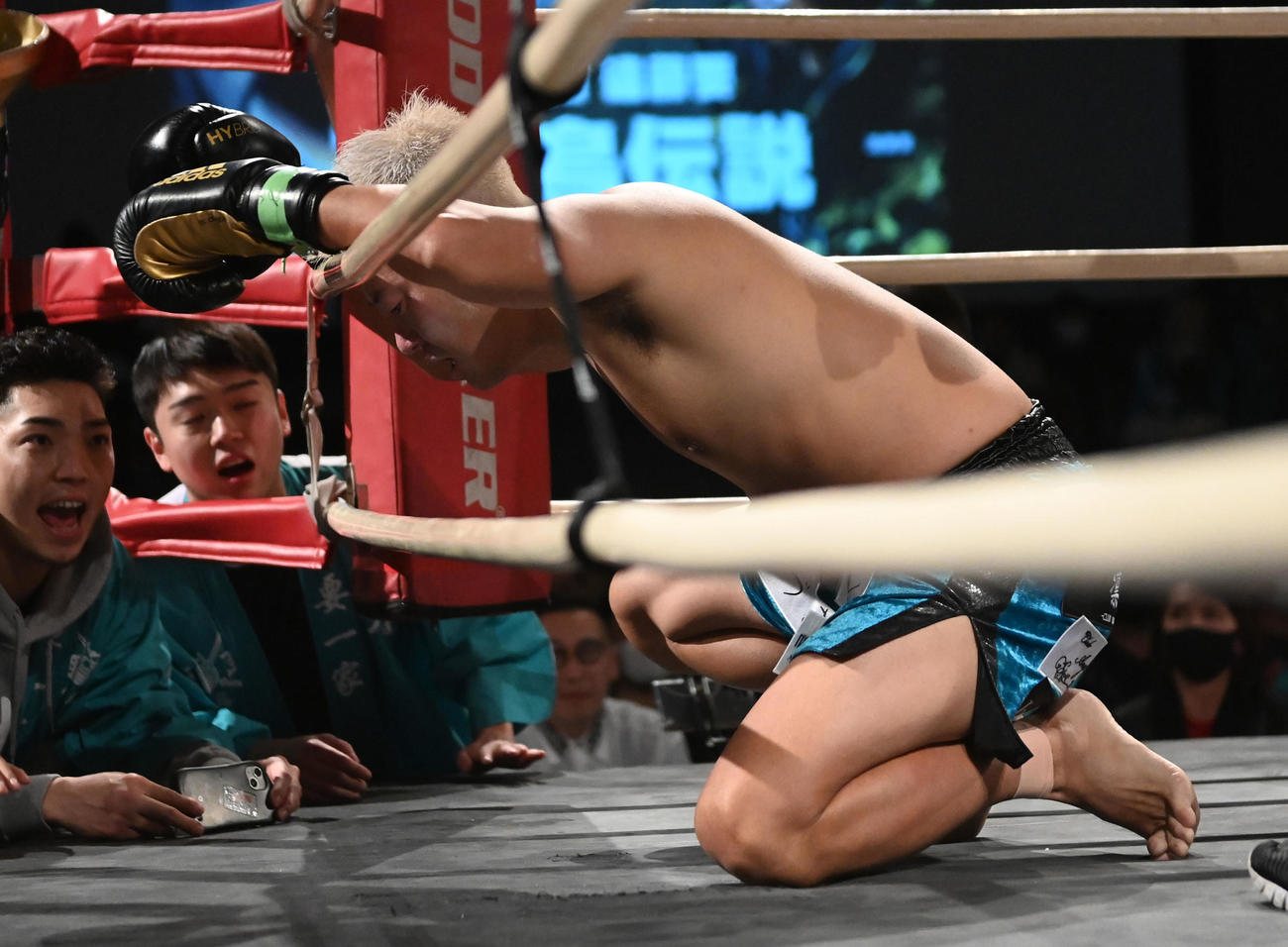 3回、遠藤要がダウン（撮影・前岡正明）