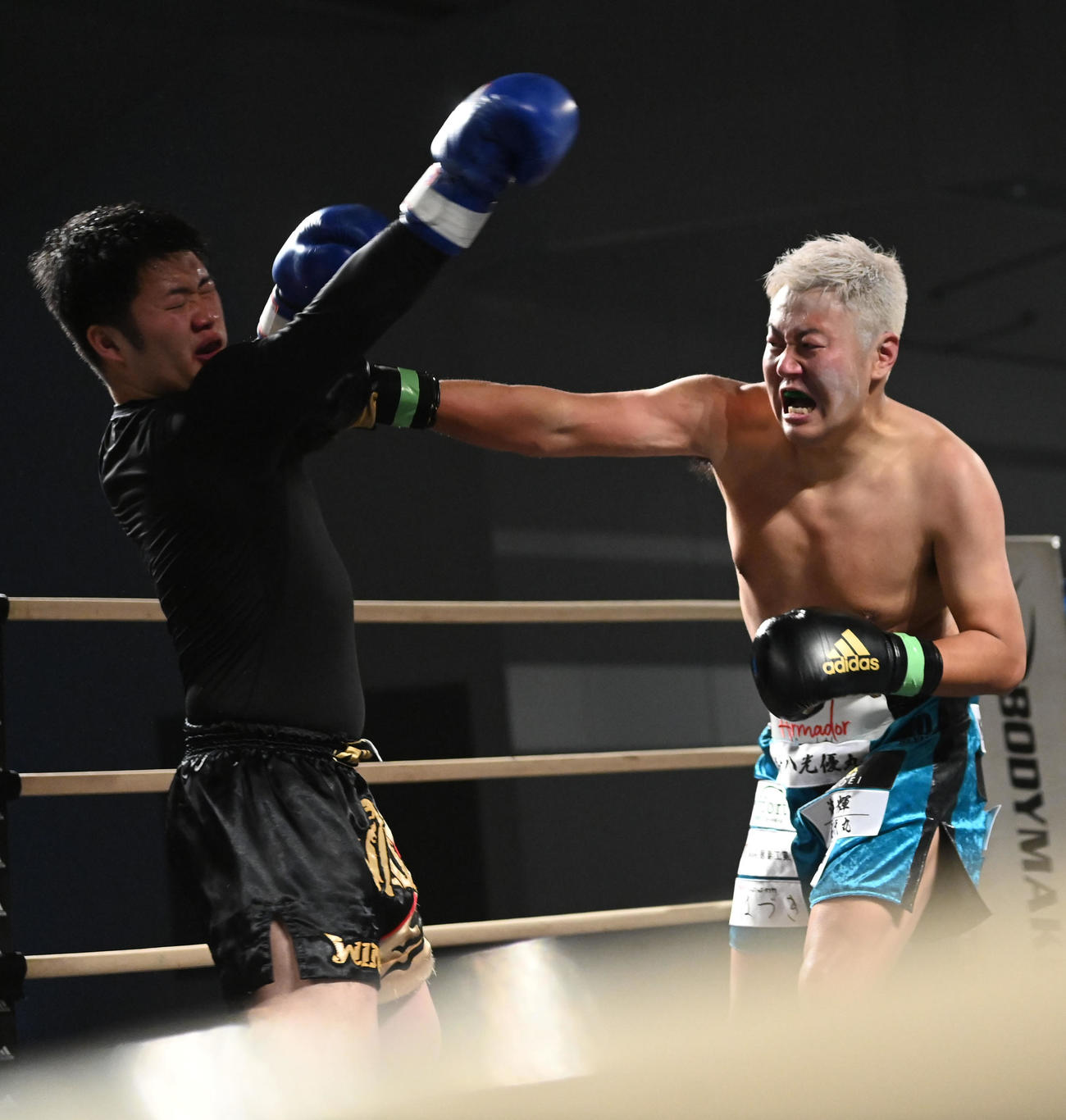 3回、遠藤要（左）しょうとに右を放つ（撮影・前岡正明）