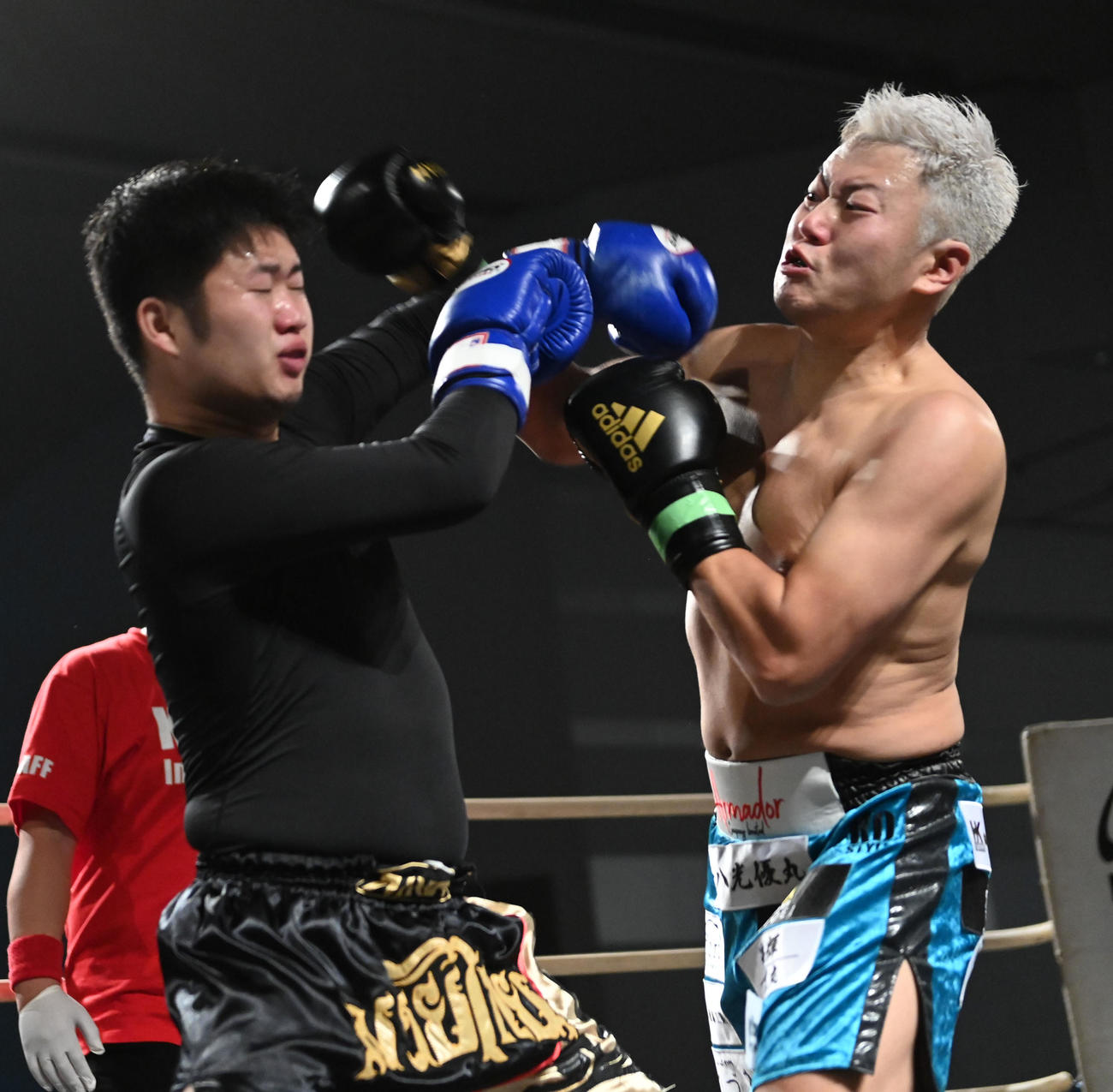 2回、遠藤要（右）しょうとと激しく打ち合う（撮影・前岡正明）