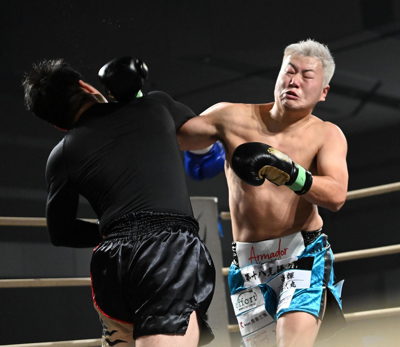 2回、しょうとに右を放つ遠藤要（撮影・前岡正明）