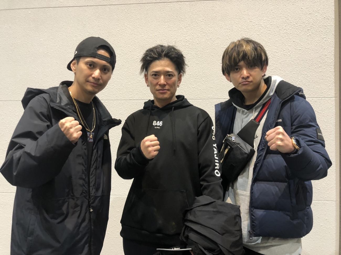 応援に駆けつけ映画「クローズZERO」で共演した仲間と記念撮影する高岡蒼佑（中央）（撮影・益子浩一）2023年1月7日