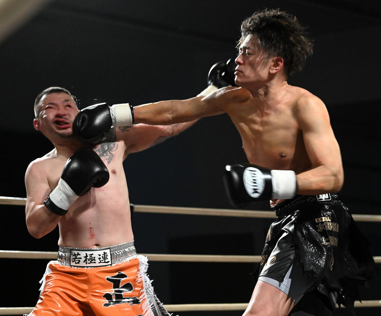 3回、権藤正一（左）に右を放つ高岡蒼佑（撮影・前岡正明）