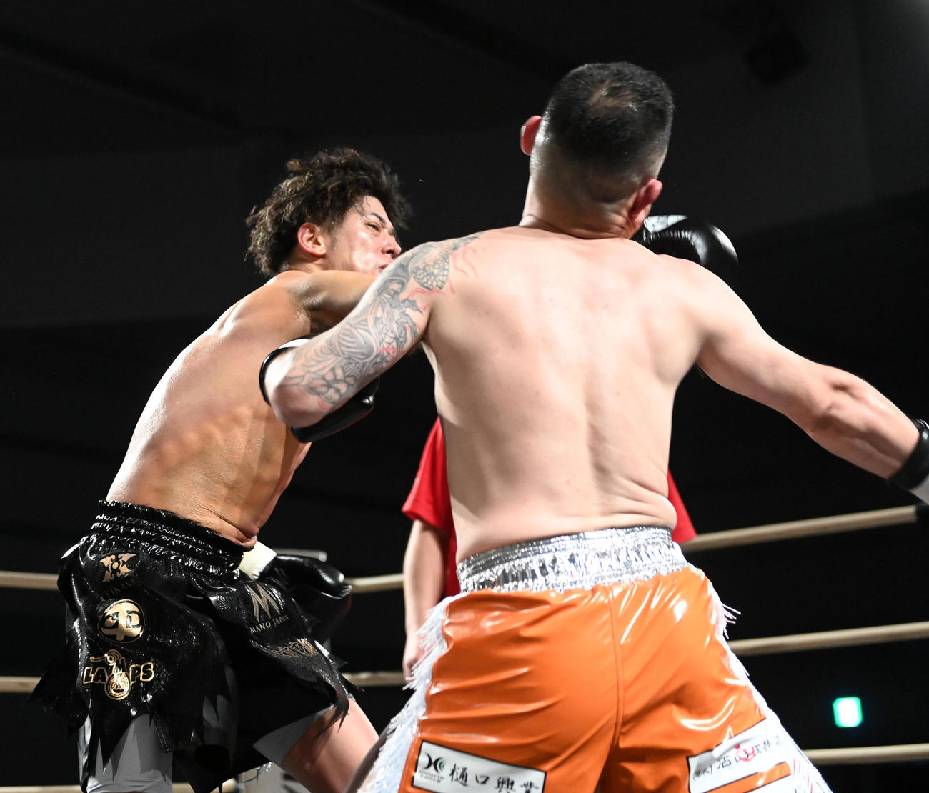 3回、権藤（右）からダウンを奪う高岡（撮影・前岡正明）