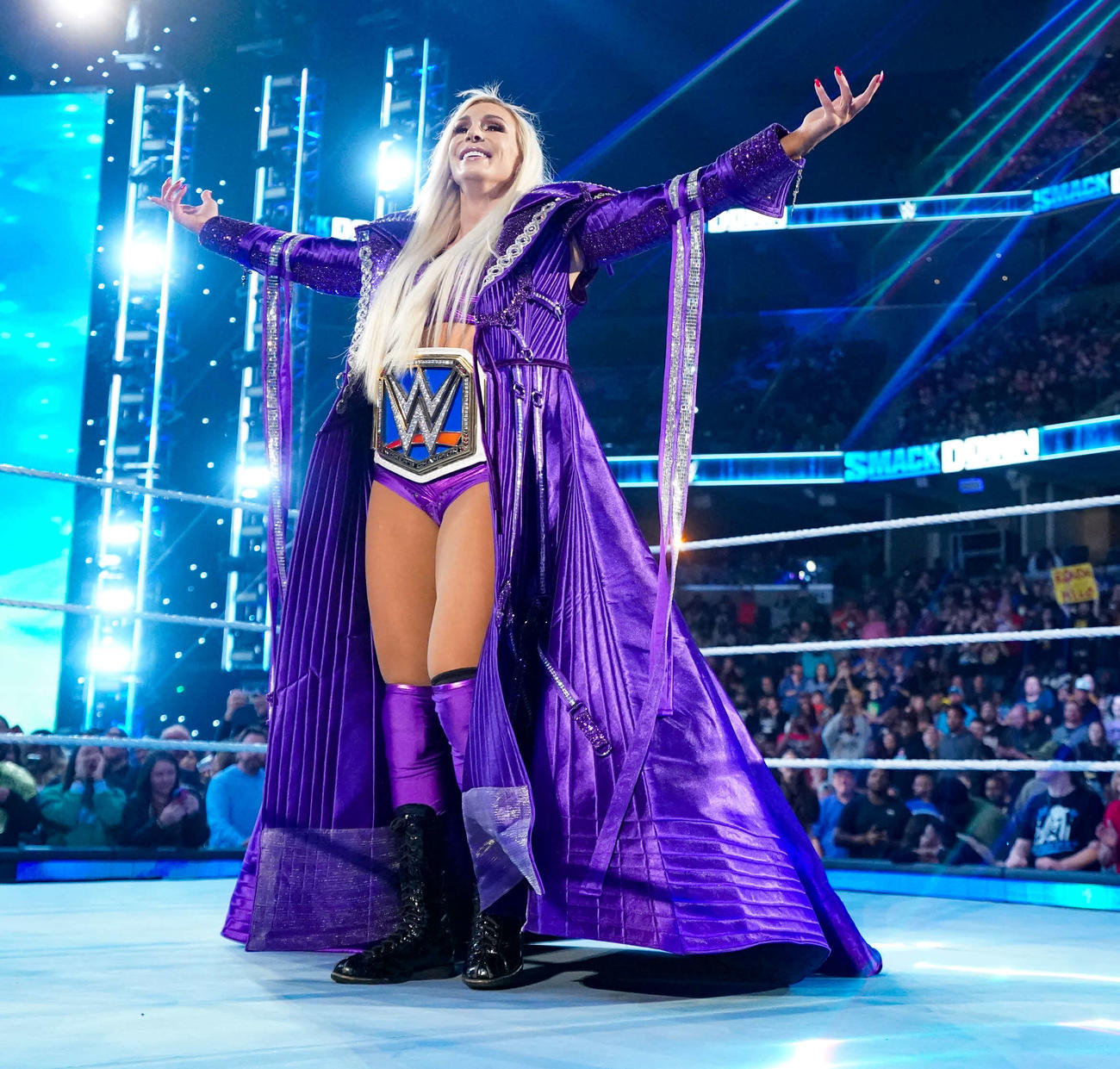 パープルの豪華なガウンで入場したスマックダウン女子王者シャーロット・フレアー（C）2023 WWE, Inc. All Rights Reserved.