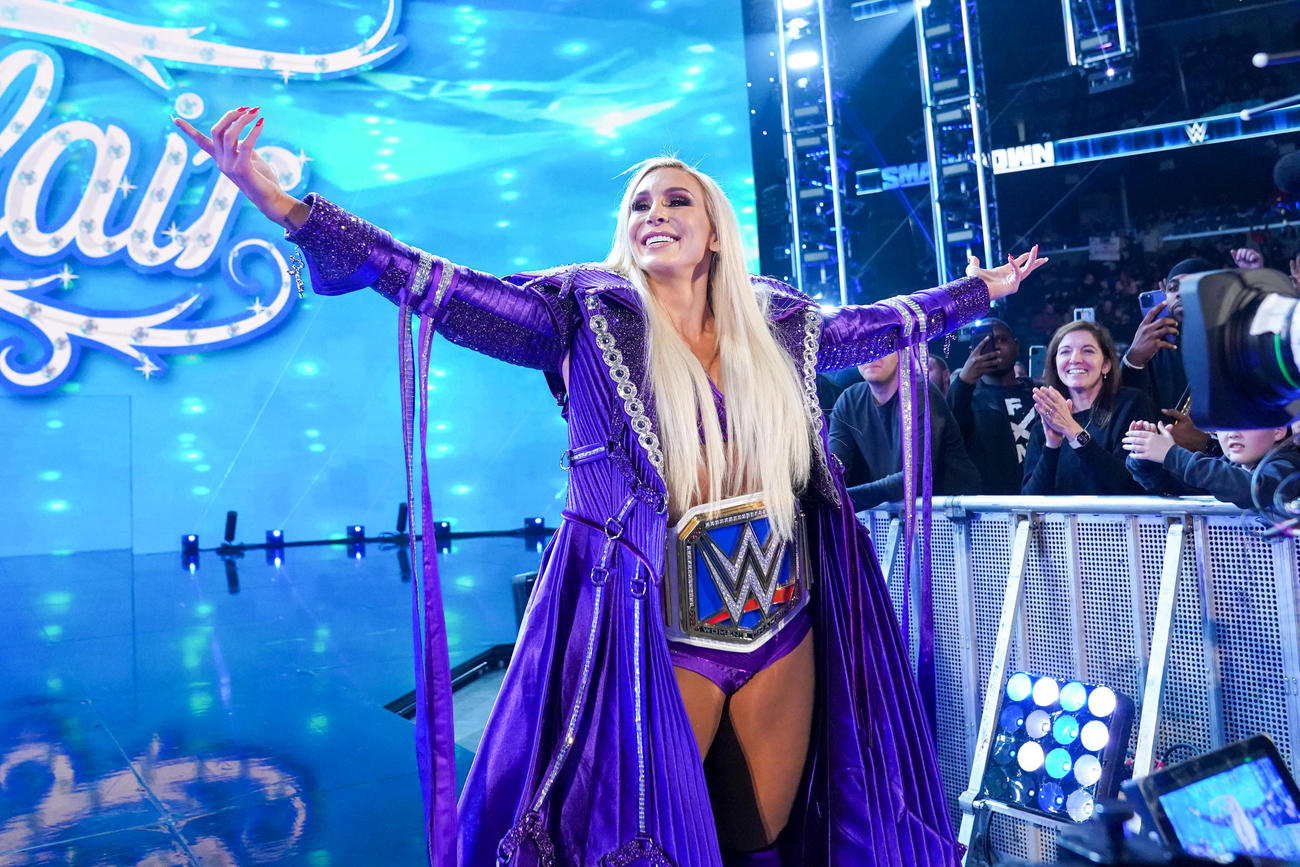 入場時から観衆の声援に応じたスマックダウン女子王者シャーロット・フレアー（C）2023 WWE, Inc. All Rights Reserved.