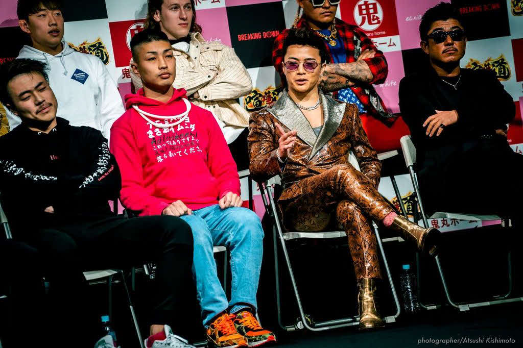 BreakingDown7のオーディションでひな壇に座るまさお（1列目左から2番目）。左は10人ニキ、右はYUSHI、バン仲村（提供・BreakingDown）