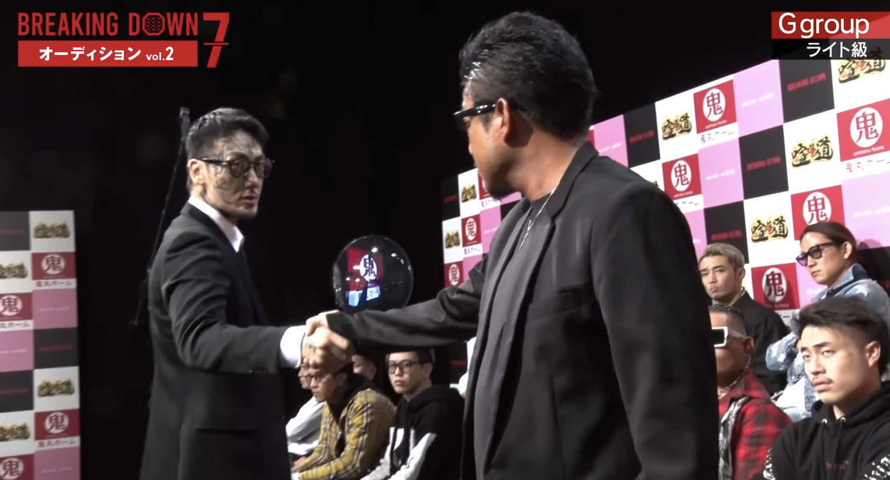 BreakingDown7のオーディションでバン仲村（右）と握手する瓜田純士（BreakingDown公式ユーチューブより）