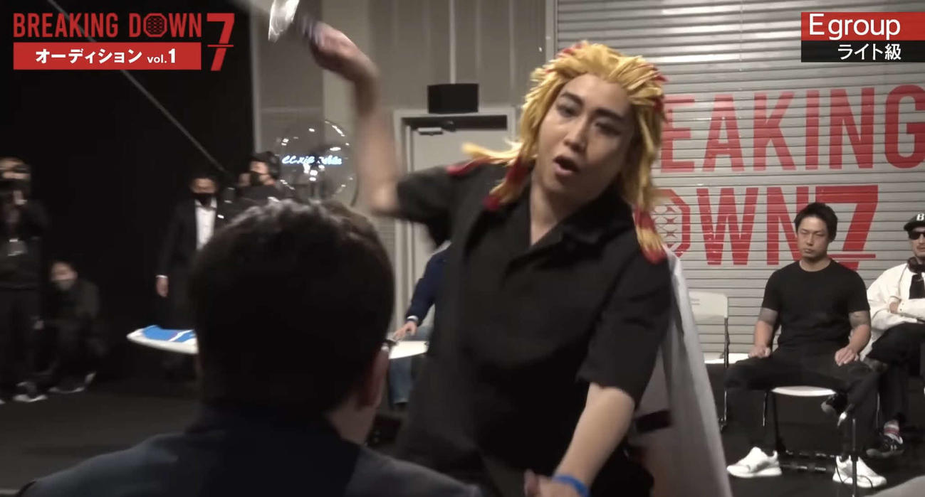 BreakingDown7のオーディションで朝倉未来に攻撃する煉獄（れんごく）コロアキ（BreakingDown公式ユーチューブより）
