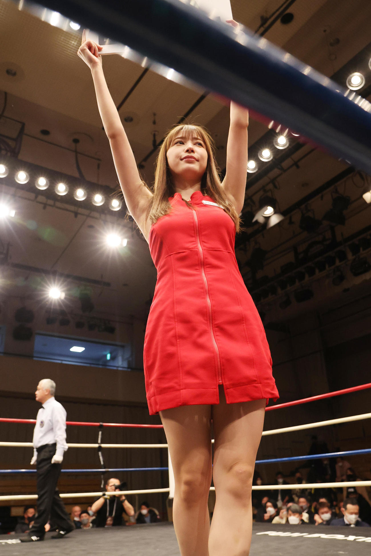 フェニックスバトルでラウンドガールを務める雪平莉左（撮影・野上伸悟）