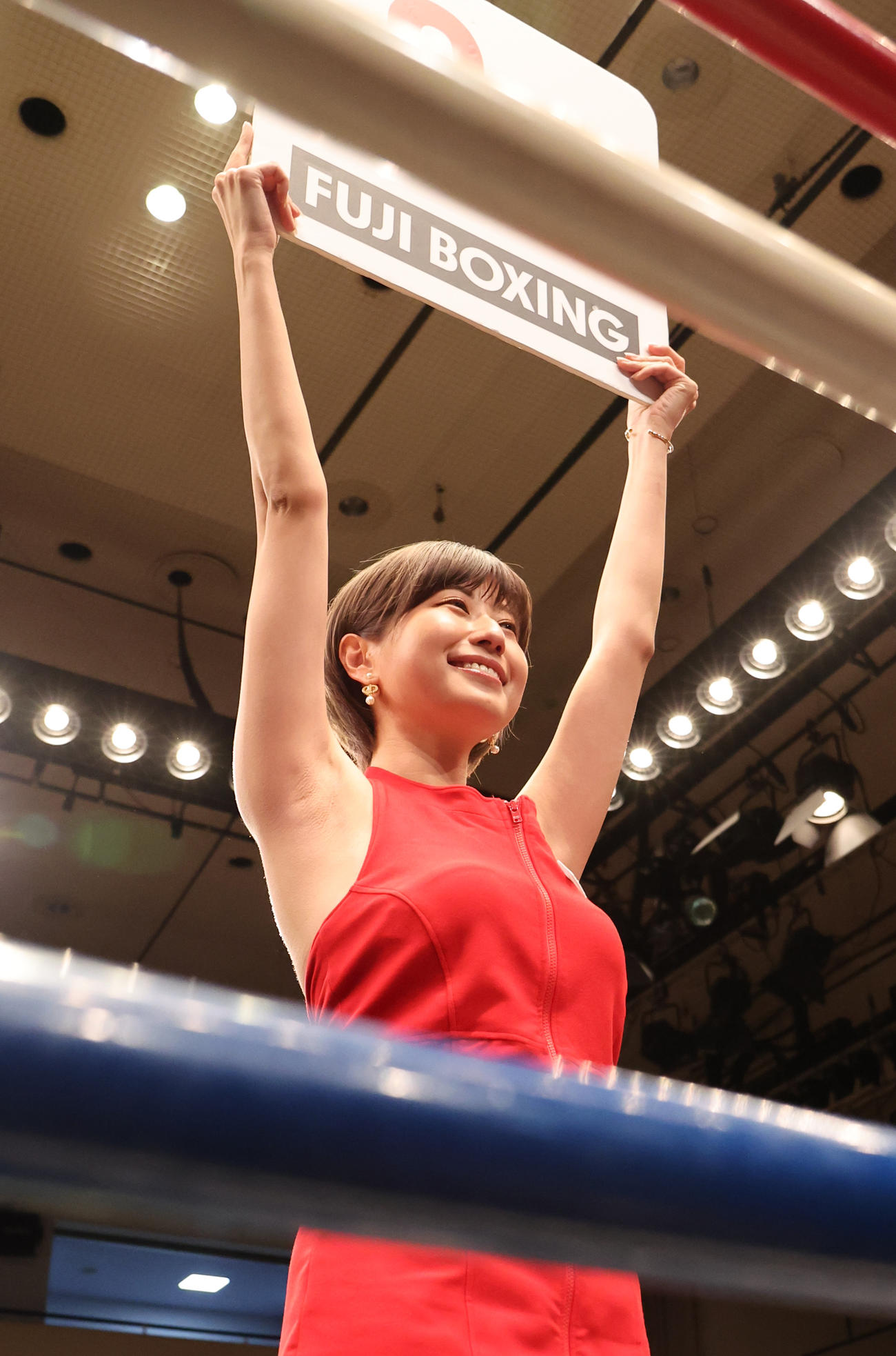 フェニックスバトルでラウンドガールを務めた天野麻菜（撮影・野上伸悟）