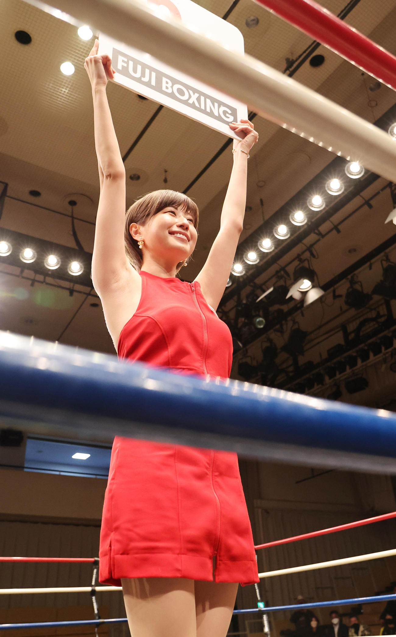 フェニックスバトルでラウンドガールを務める天野麻菜（撮影・野上伸悟）