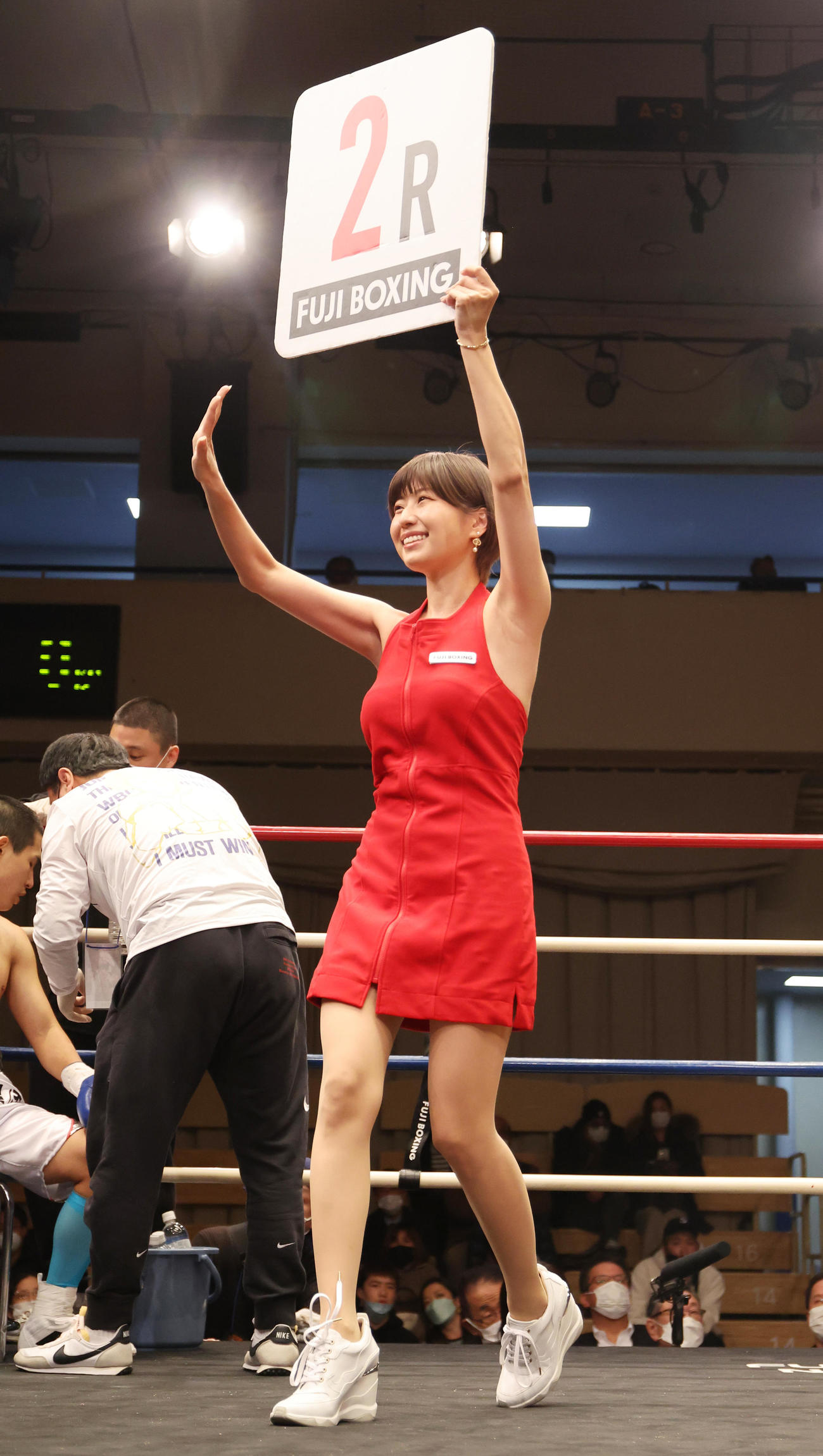 フェニックスバトルでラウンドガールを務める天野麻菜（撮影・野上伸悟）