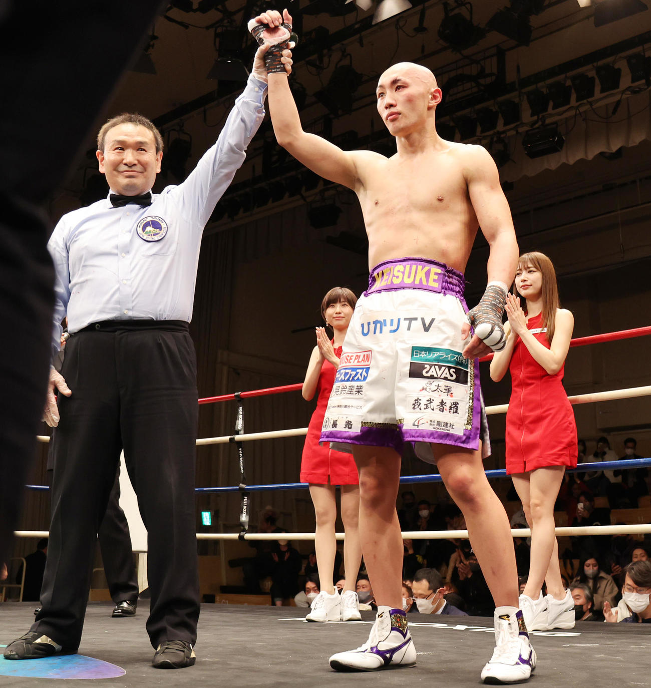 2回TKO勝ちした松本圭佑（手前右）は、ラウンドガールの天野麻菜（後方左）、雪平莉左（後方右）に祝福される（撮影・野上伸悟）