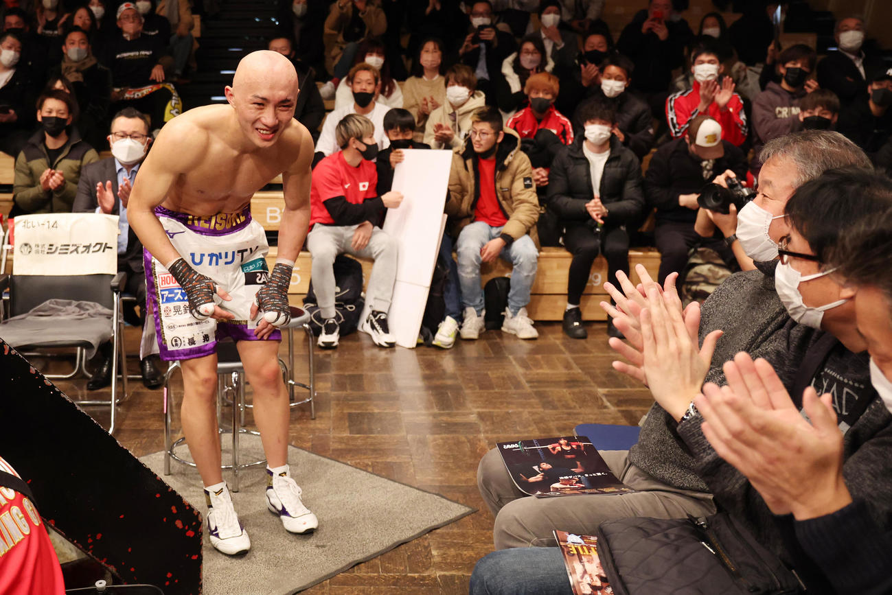 2回TKOで勝利しファン、関係者に感謝する松本（撮影・野上伸悟）