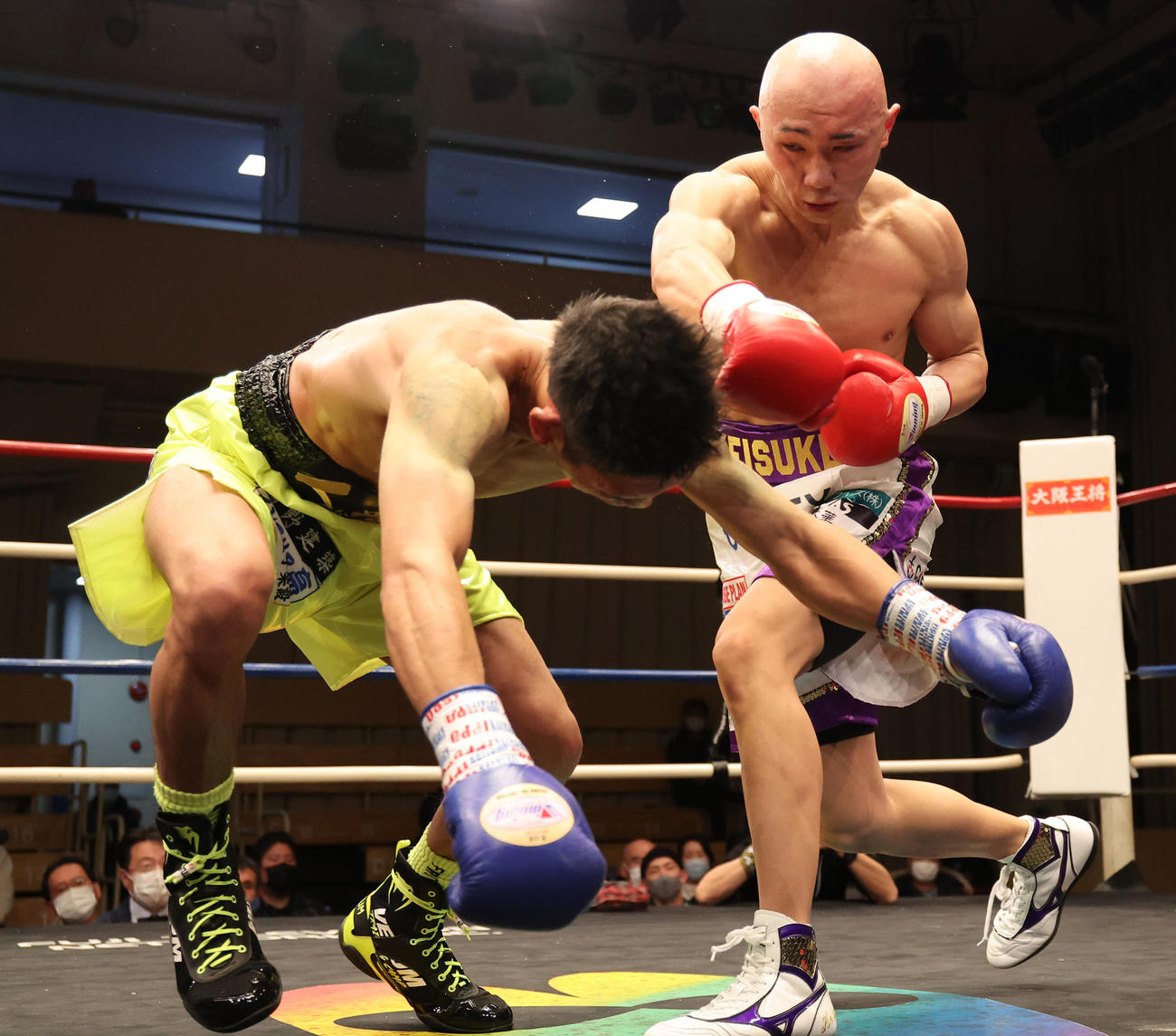 2回、浜口（左）からダウンを奪う松本（撮影・野上伸悟）