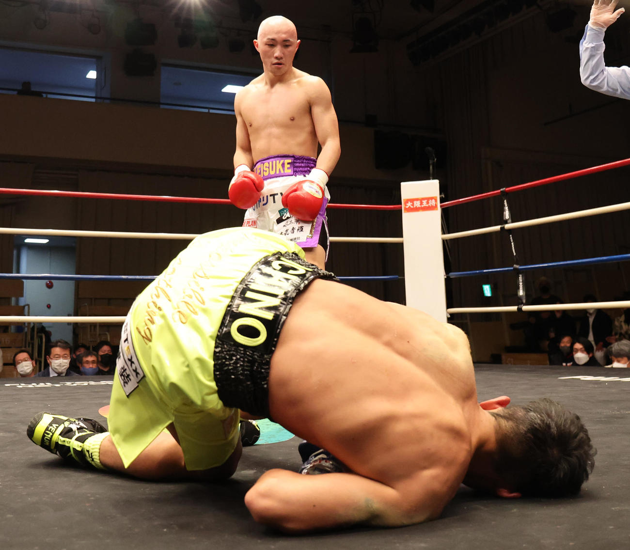 2回、浜口（左）からダウンを奪う松本（撮影・野上伸悟）