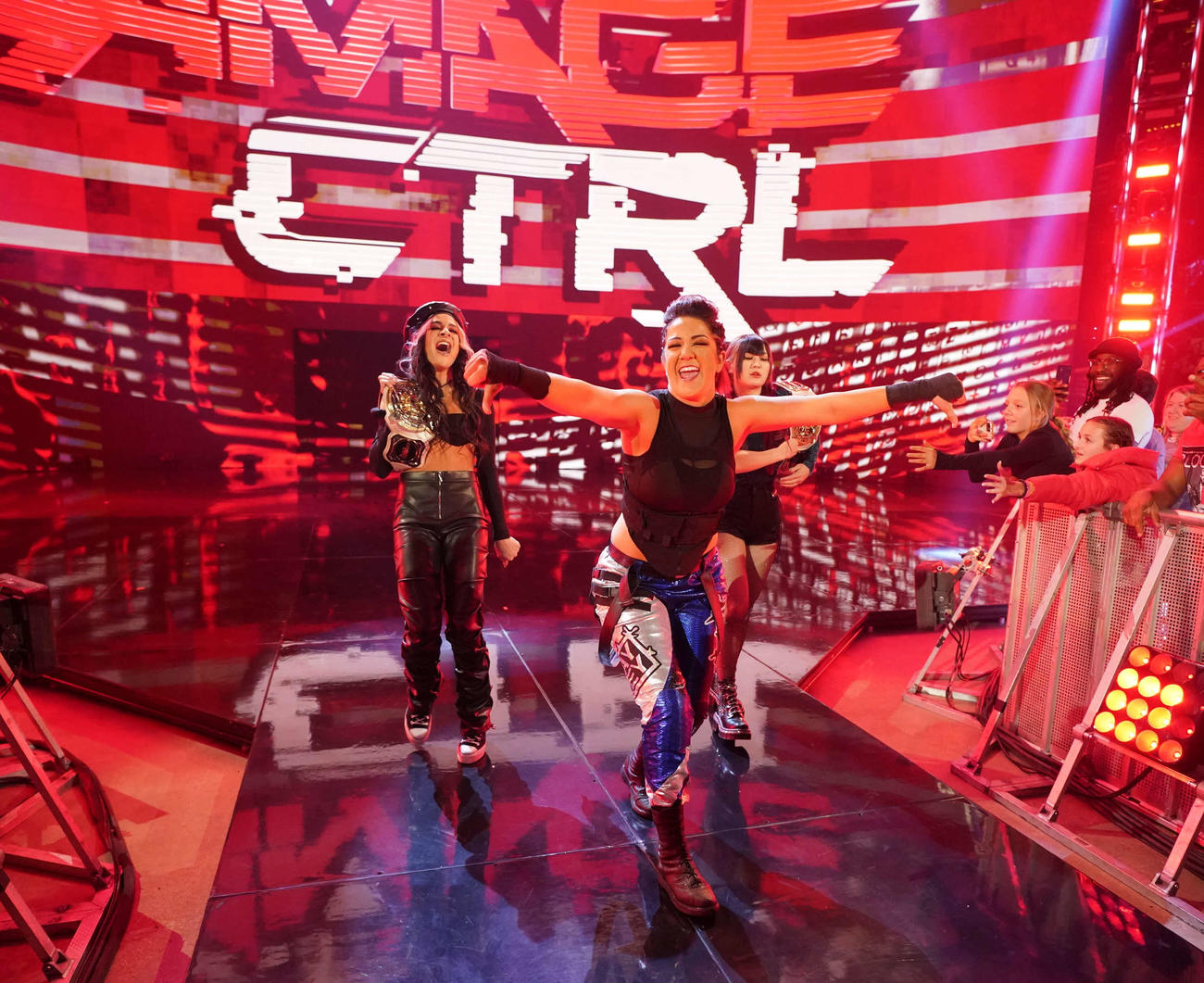 ダコタ・カイ（左端）、イヨ・スカイ（右端）とともに入場したベイリー（C）2023 WWE, Inc. All Rights Reserved.