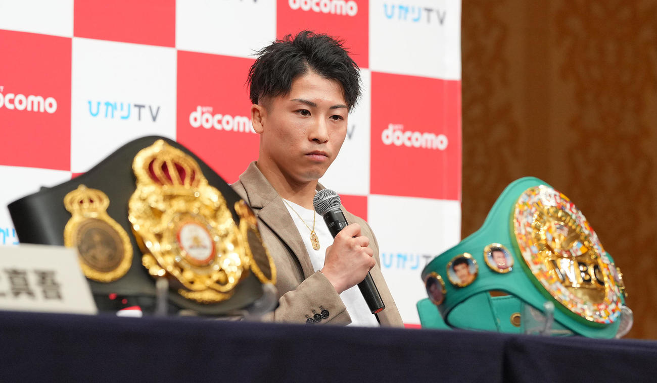 ベルトの返上を発表し会見でWBCのベルトを見つめながらしゃべる井上尚（撮影・垰建太）