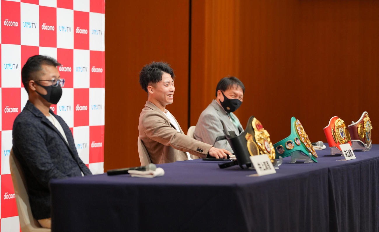 4本のベルトを前に会見で笑顔を見せる井上尚（中央）、大橋会長（右）、父の真吾トレーナー（撮影・垰建太）