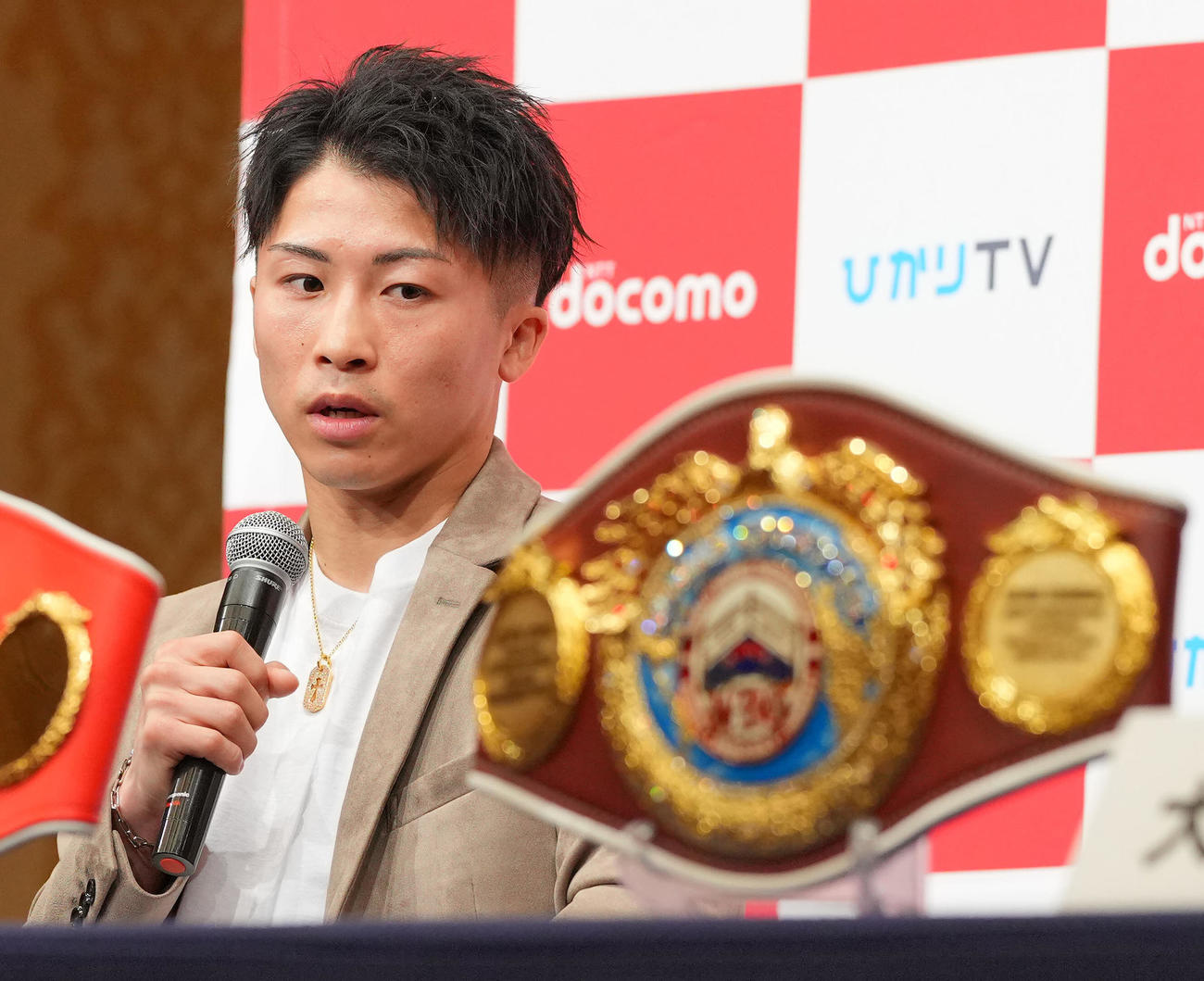 ベルトの返上を発表した井上尚はWBOのベルトを見つめながら質問に答える（撮影・垰建太）