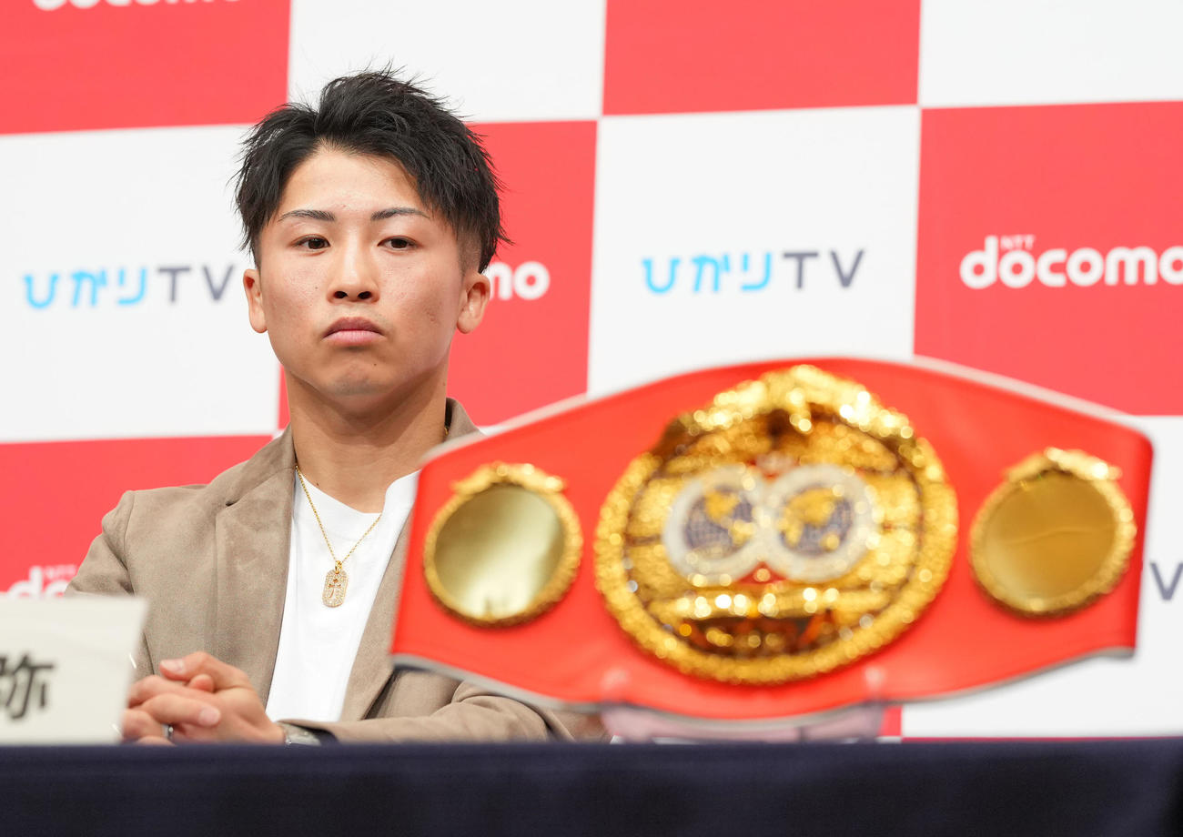 ベルトの返上を発表した井上尚は会見中、IBFのベルトを見つめる（撮影・垰建太）