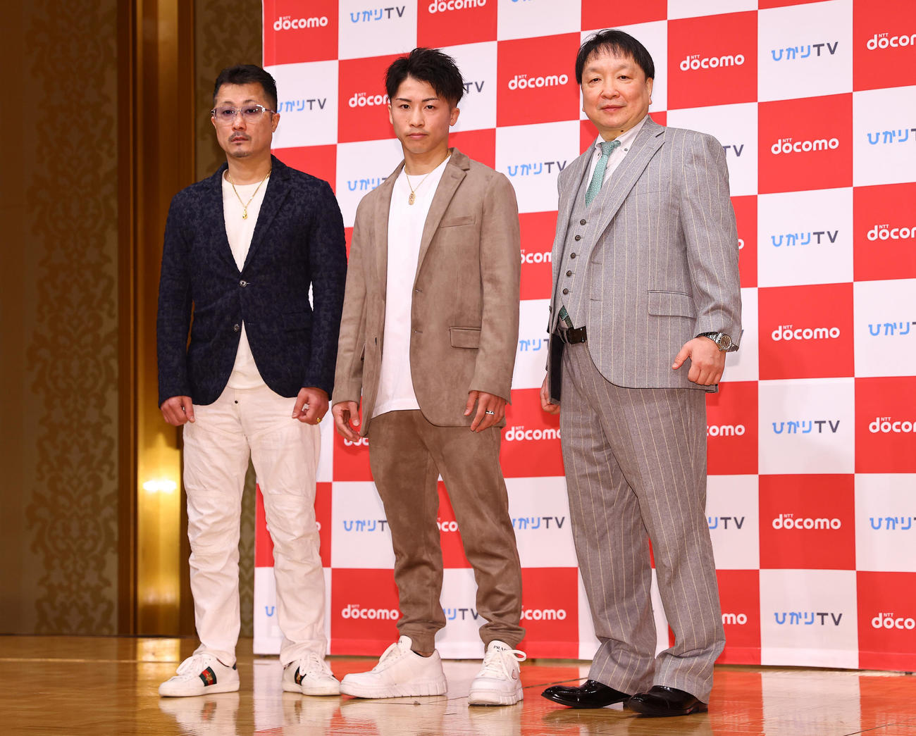会見を終え写真に納まる井上尚（中央）、父の真吾トレーナー（左）、大橋会長（撮影・垰建太）