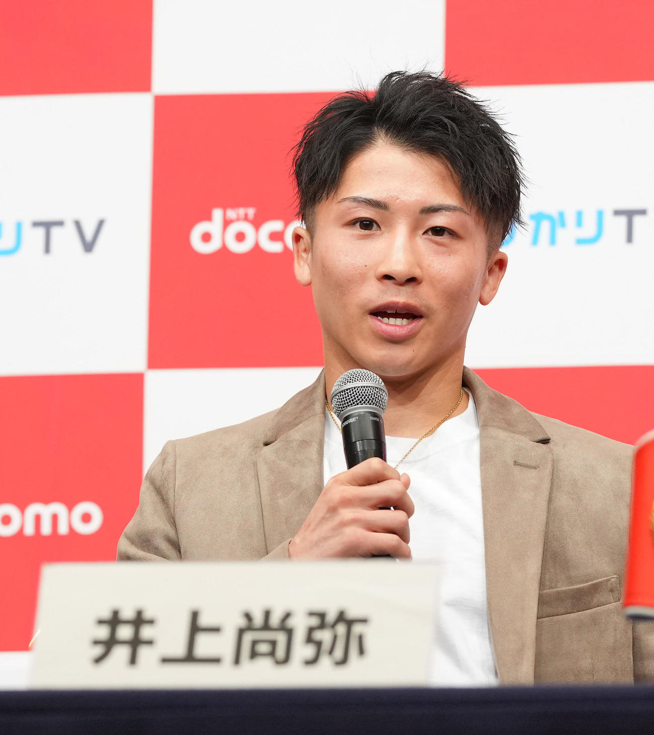 ベルトの返上を発表し会見で質問に応じる井上尚（撮影・垰建太）